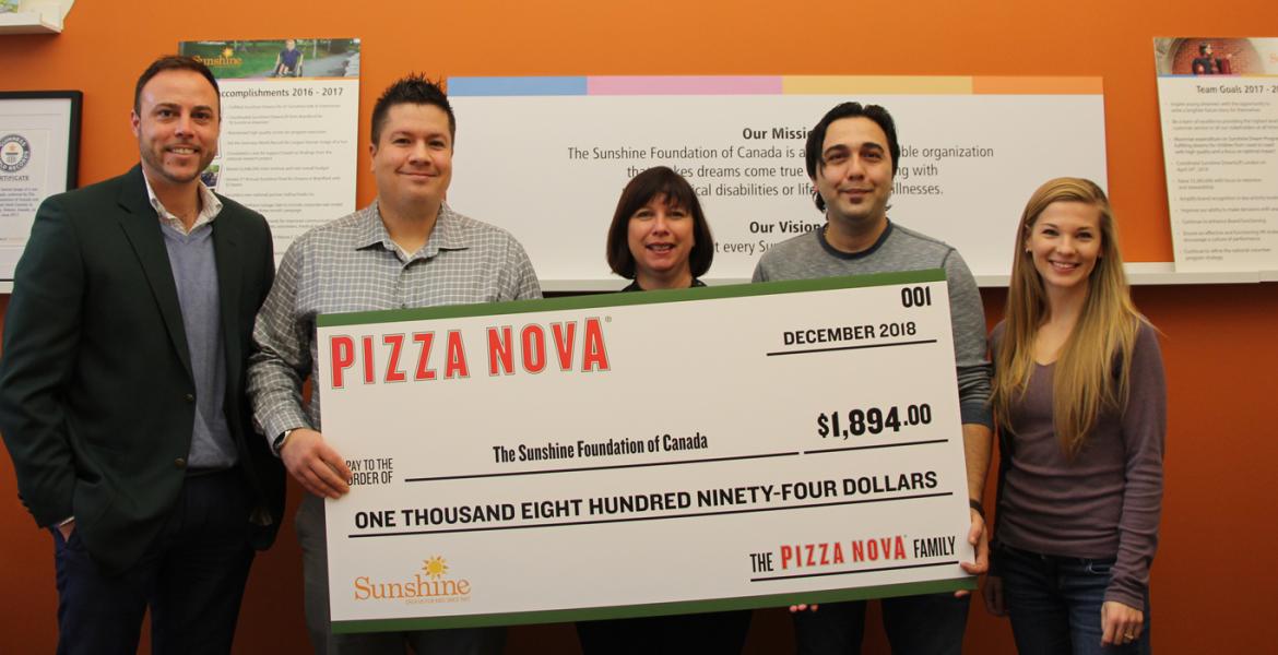 Pizza Nova présente un chèque